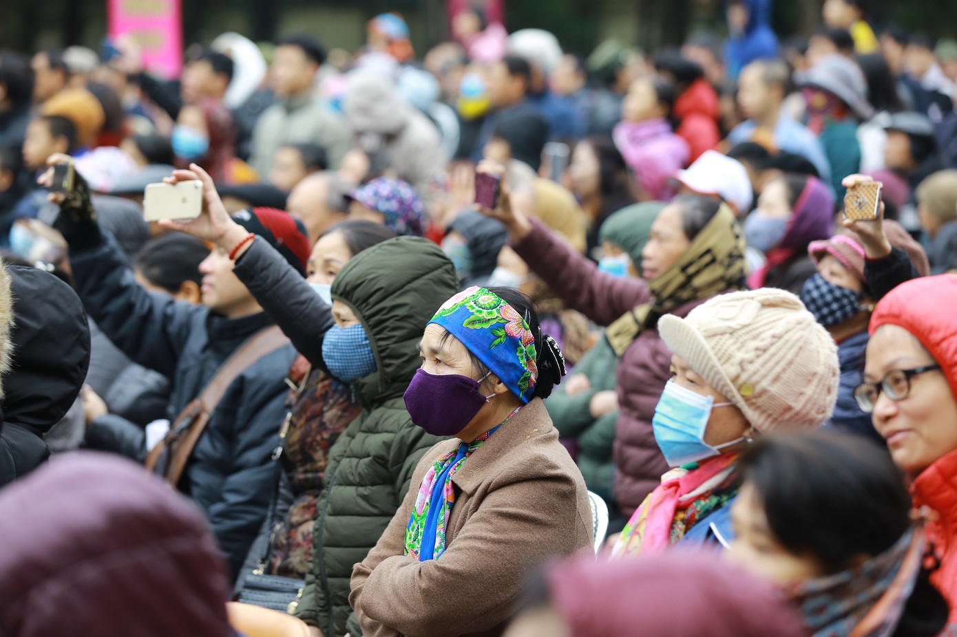 Lo ngại virus corona, dân đeo khẩu trang dự hội Gò Đống Đa ảnh 6