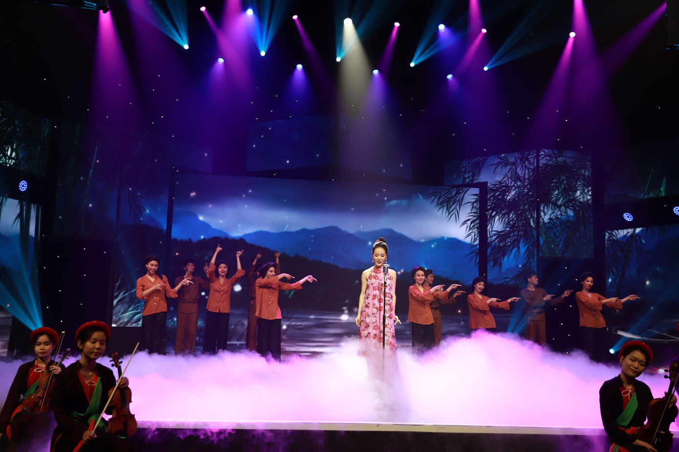 Xuân Bắc-Tự Long ‘cưới nhau’ trong 12 con giáp ảnh 3