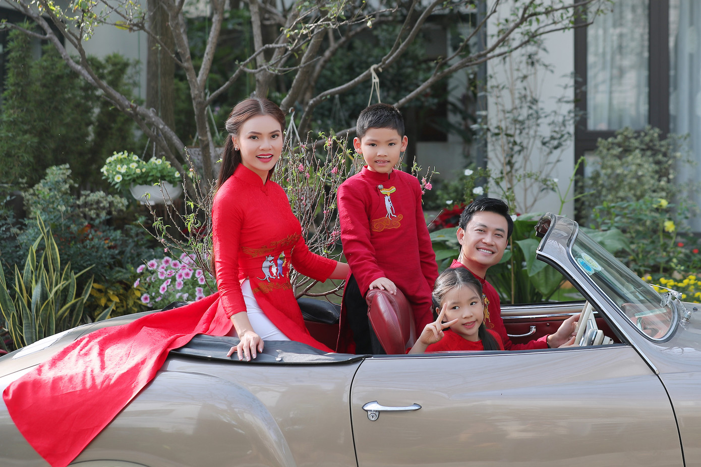 Cháu gái Phạm Phương Thảo ngủ gật vì đóng MV Tết ảnh 1