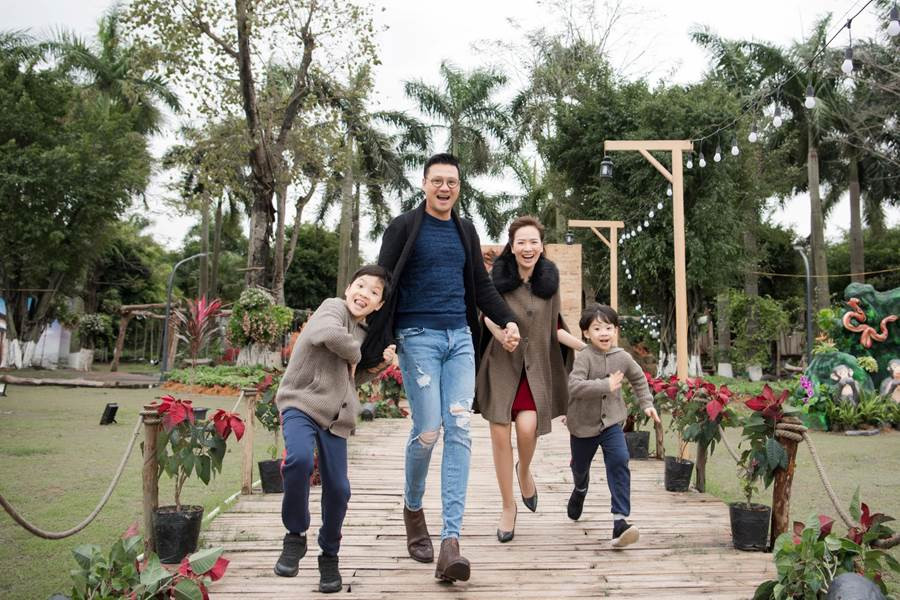 Đan Lê khoe ảnh đẹp đầu xuân bên Khải Anh và con trai ảnh 1