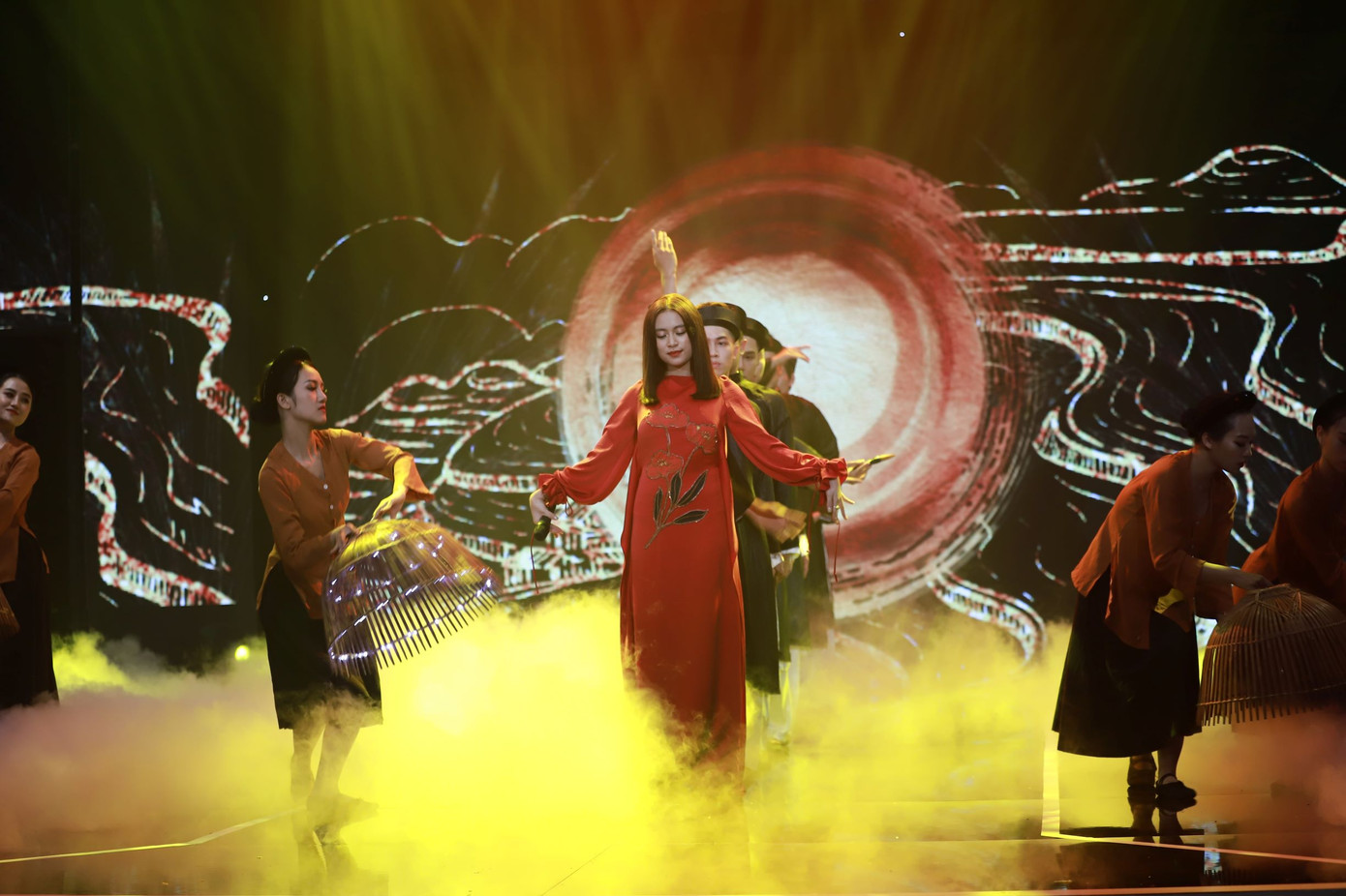 Xuân Bắc-Tự Long ‘cưới nhau’ trong 12 con giáp ảnh 5