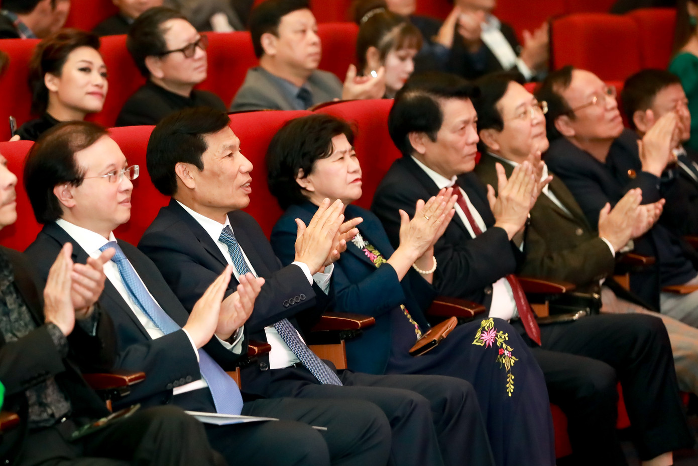 Công Lý, Xuân Bắc, Thu Quỳnh rạng rỡ trong đêm tôn vinh hơn 200 nghệ sỹ ảnh 1