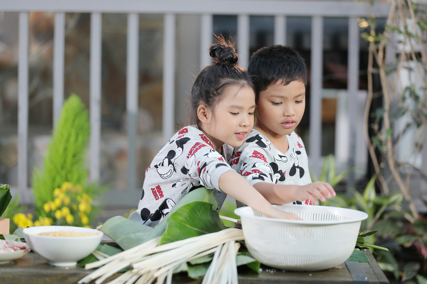 Cháu gái Phạm Phương Thảo ngủ gật vì đóng MV Tết ảnh 2