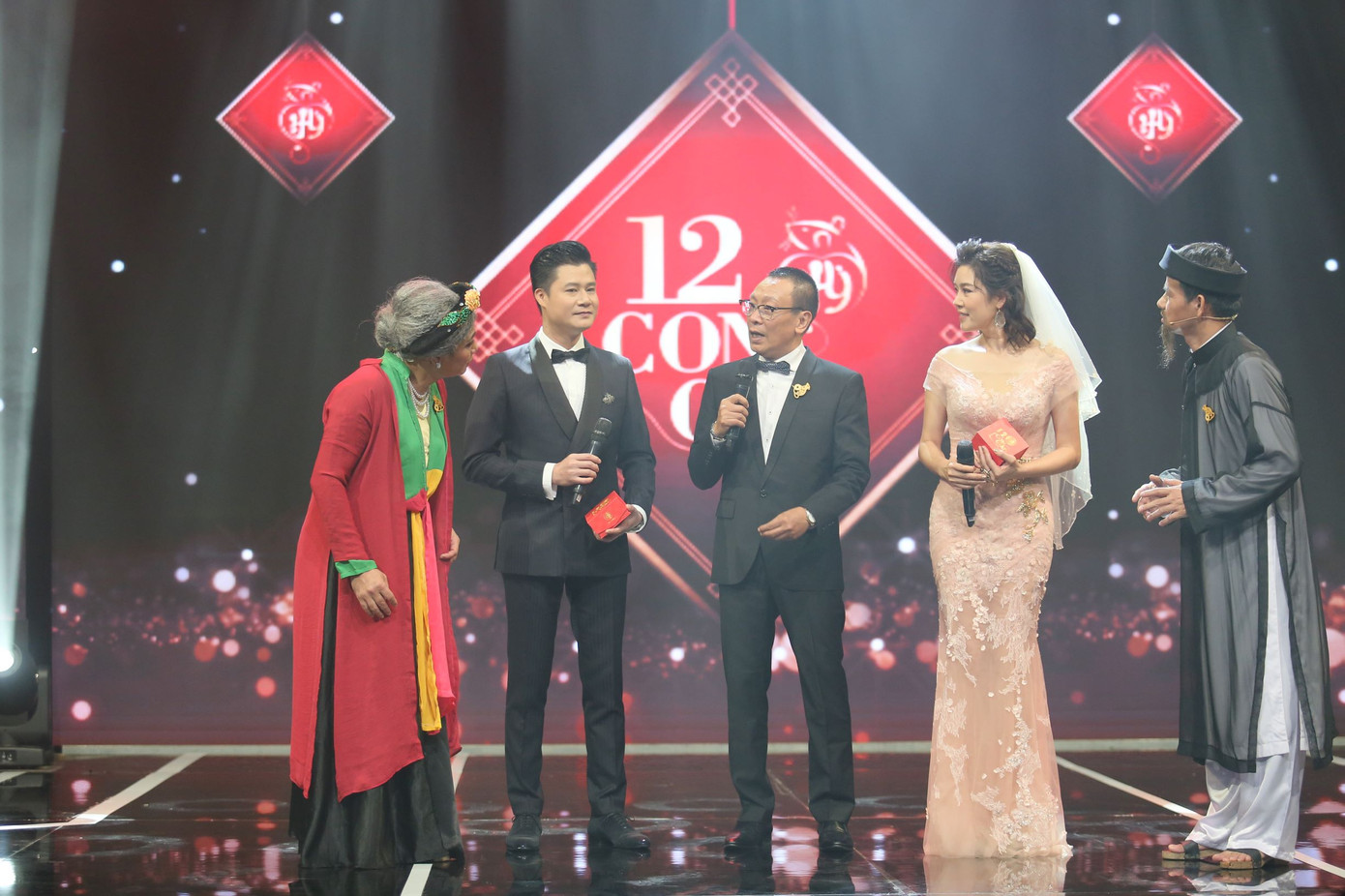 Xuân Bắc-Tự Long ‘cưới nhau’ trong 12 con giáp ảnh 4