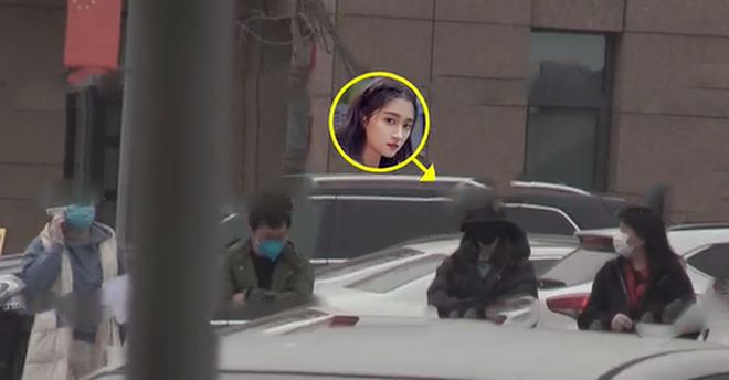 Quan Hiểu Đồng bị sốt, phải kiểm tra y tế sau khi đến Hoành Điếm ảnh 1