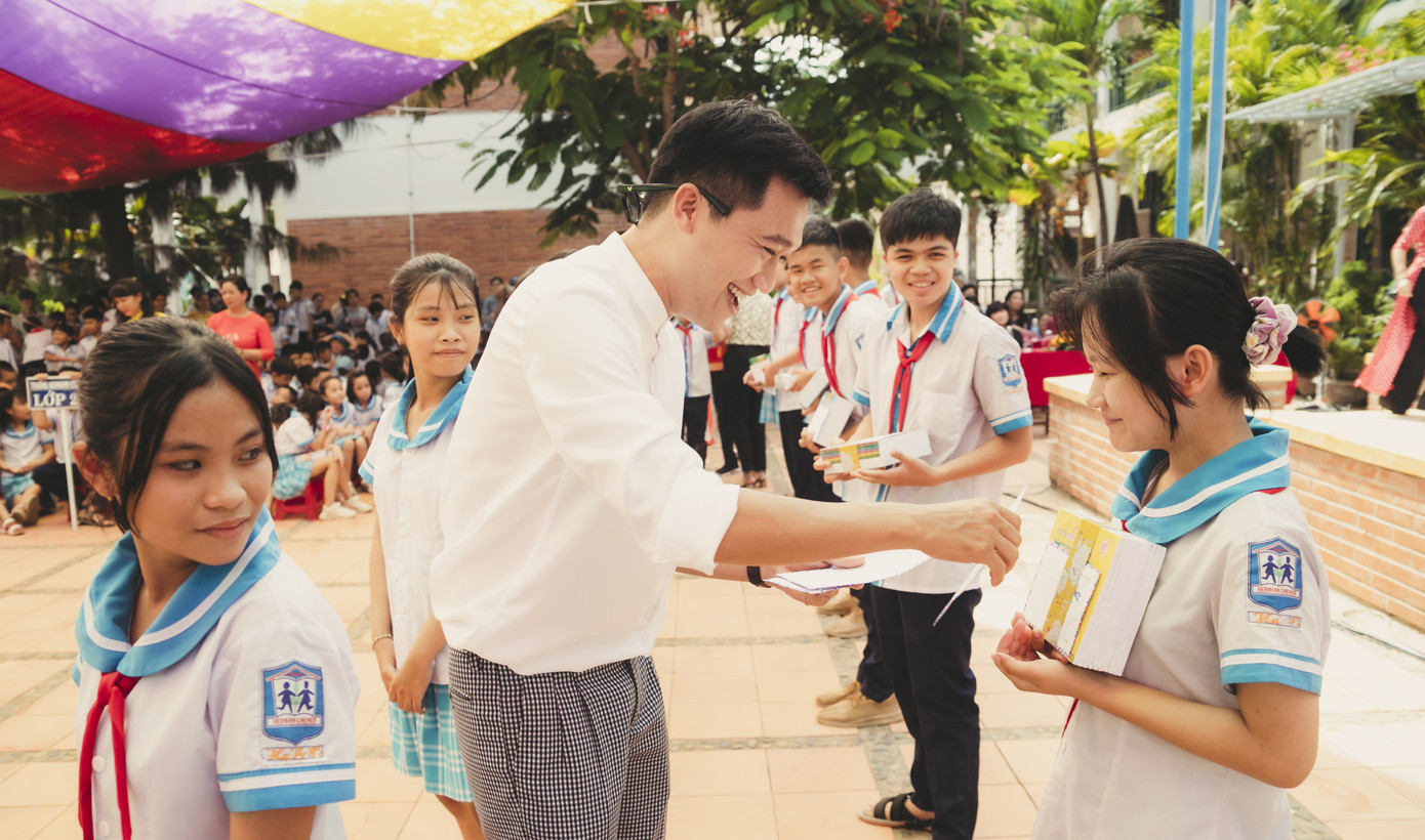 Fan áo trắng bao vây cựu ‘học sinh cá biệt’ Xuân Nghị ảnh 2