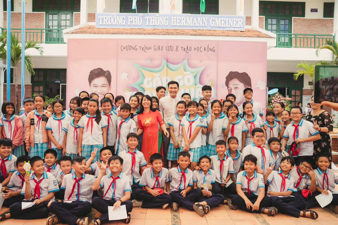 Fan áo trắng bao vây cựu ‘học sinh cá biệt’ Xuân Nghị ảnh 3