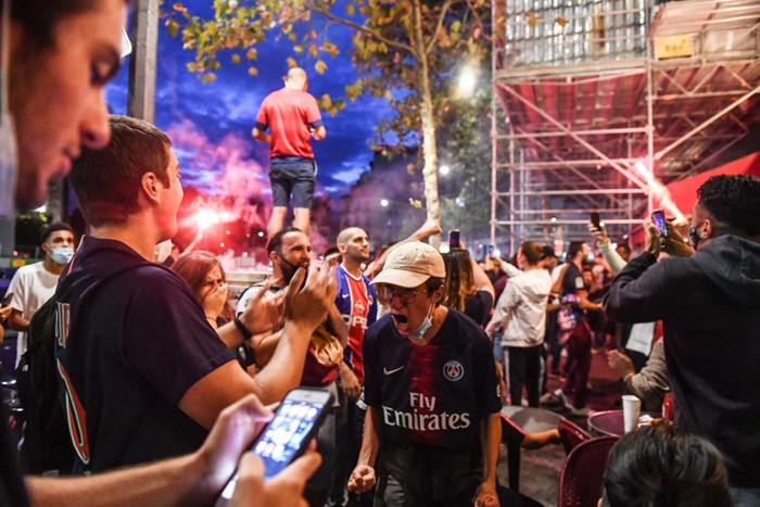PSG vào chung kết Champions League, CĐV đổ ra đường ăn mừng ảnh 7