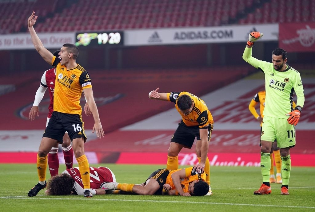 Hậu vệ Arsenal đổ máu, sao Wolves bất tỉnh sau pha va chạm kinh hoàng ảnh 1