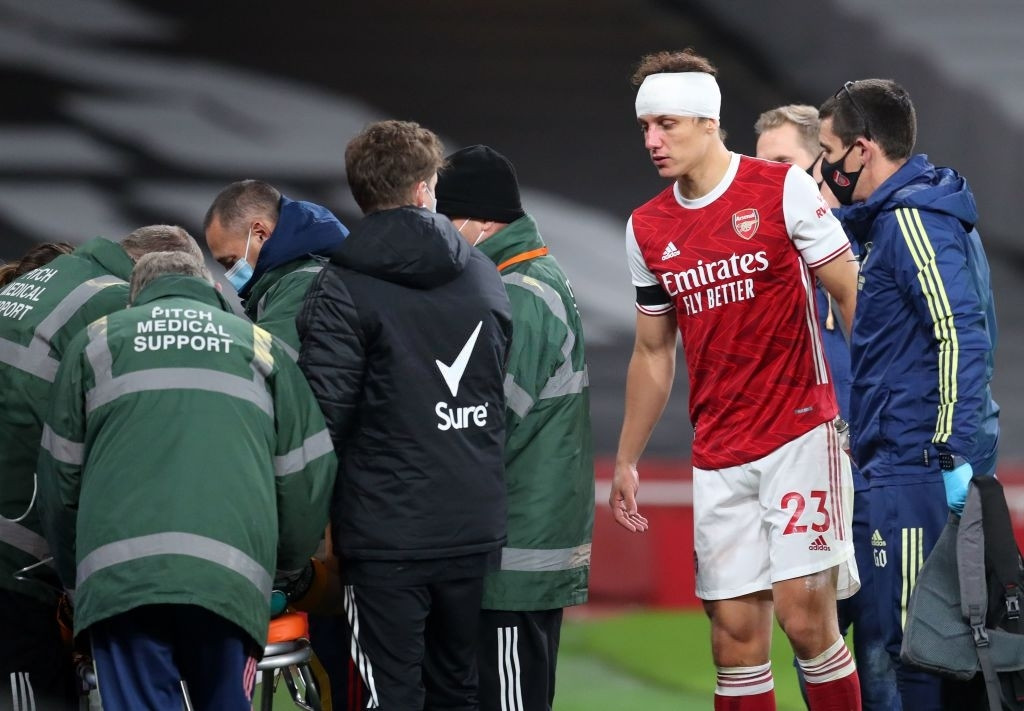 Hậu vệ Arsenal đổ máu, sao Wolves bất tỉnh sau pha va chạm kinh hoàng ảnh 3