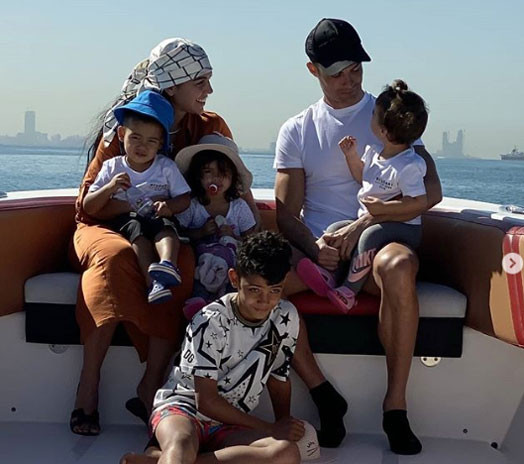 Ronaldo đưa vợ con về làng chài, sống trong ngôi nhà lý tưởng ảnh 1
