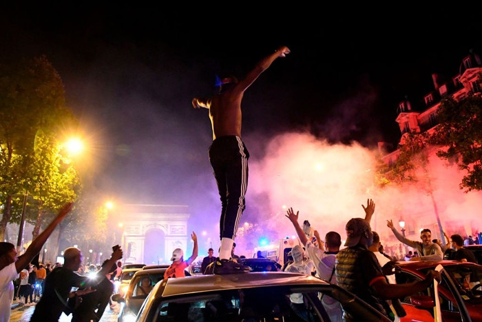 PSG vào chung kết Champions League, CĐV đổ ra đường ăn mừng ảnh 13