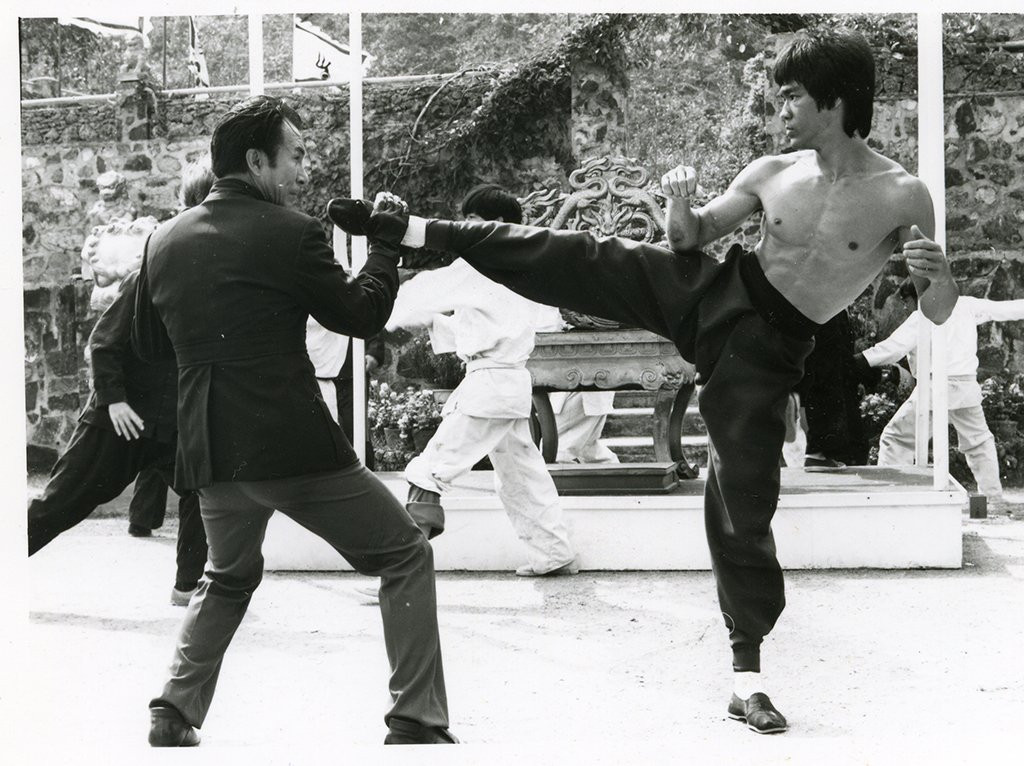 Tiền cước chặn đứng Han trong phim Long tranh hổ đấu (Enter the Dragon - 1973) 10 cú đá kinh điển của Lý Tiểu Long ảnh 10