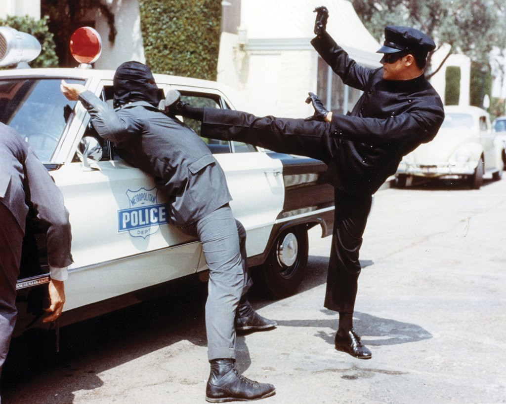 Tiền điểm cước khóa tội phạm trong phim The Green Hornet (khoảng năm 1966) 10 cú đá kinh điển của Lý Tiểu Long ảnh 5