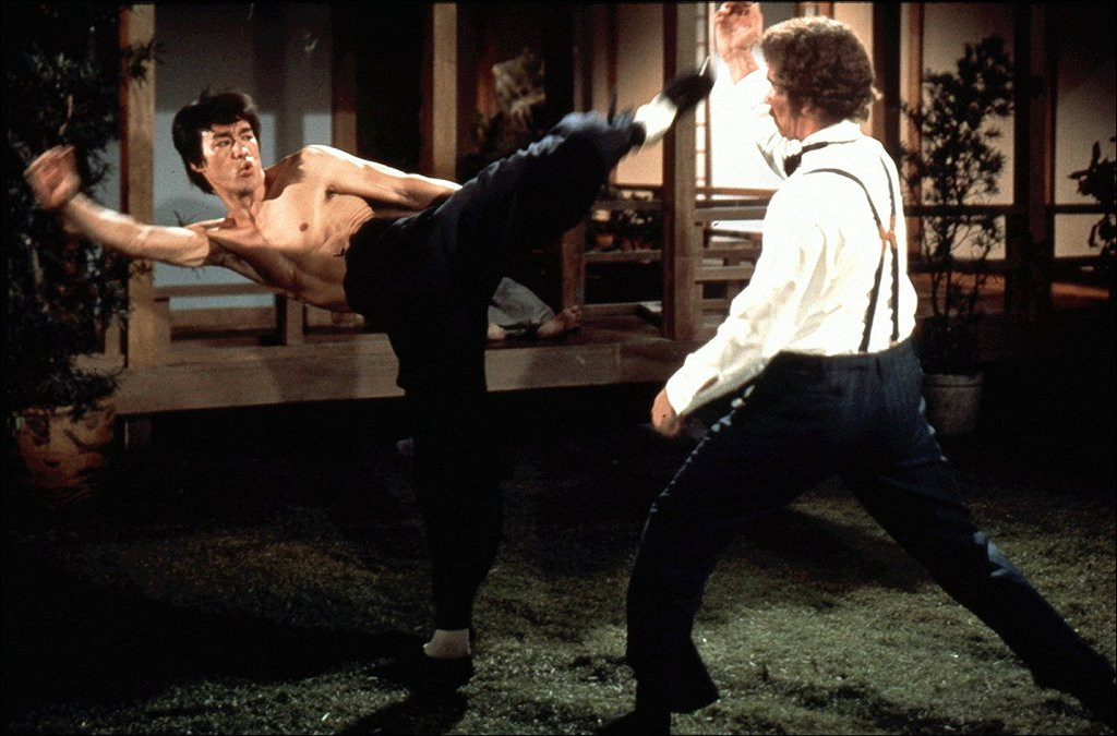 Cao tảo cước với “trùm cuối” trong phim Tinh võ môn (Fist of Fury - 1972) 10 cú đá kinh điển của Lý Tiểu Long ảnh 3