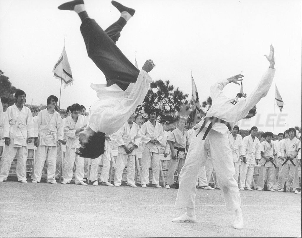 Cú đá lộn ngược trong phim Long tranh hổ đấu (Enter the Dragon - 1973) 10 cú đá kinh điển của Lý Tiểu Long ảnh 2