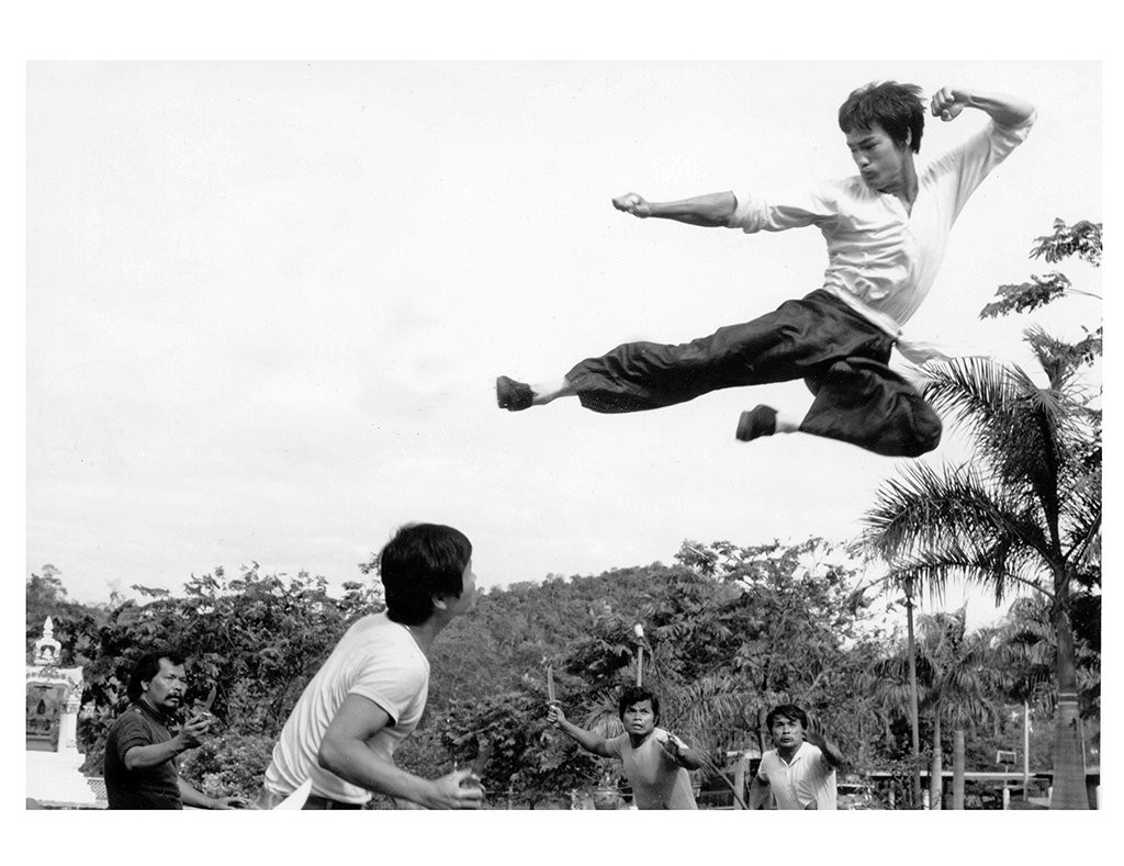Phi cước trong phim Đường Sơn đại huynh (The Big Boss - 1971): Lý Tiểu Long đã tung ra cú phi cước tuyệt đẹp, thậm chí bay cao hơn đầu đối thủ. 10 cú đá kinh điển của Lý Tiểu Long ảnh 1