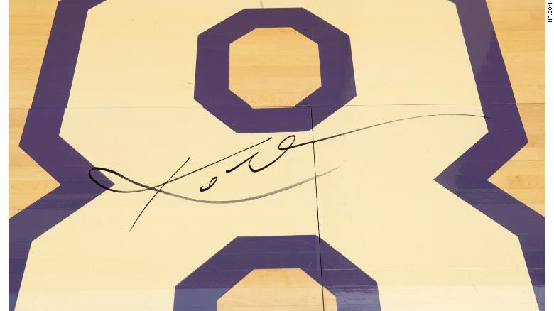 Sàn đấu cuối cùng của huyền thoại Kobe Bryant có giá nửa triệu đô ảnh 1