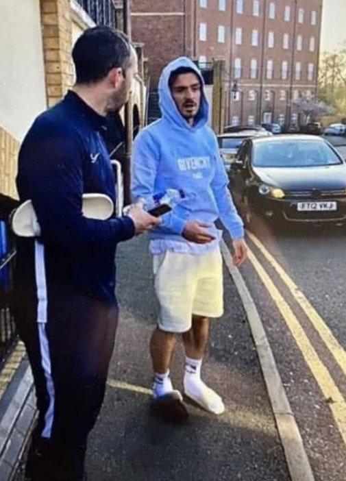 Trốn lệnh cách ly đi nhậu, sao Ngoại hạng Anh say mất cả dép ảnh 1