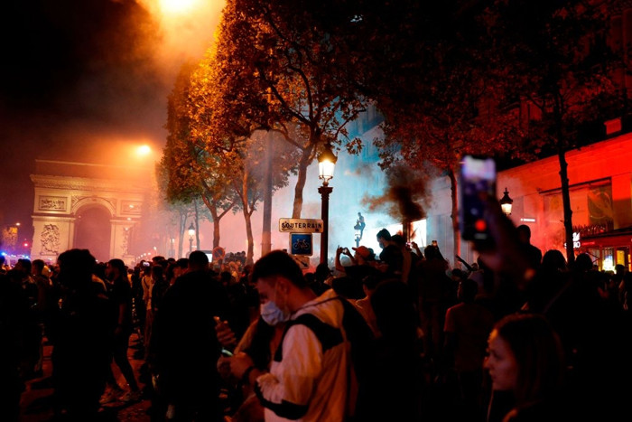 PSG vào chung kết Champions League, CĐV đổ ra đường ăn mừng ảnh 12