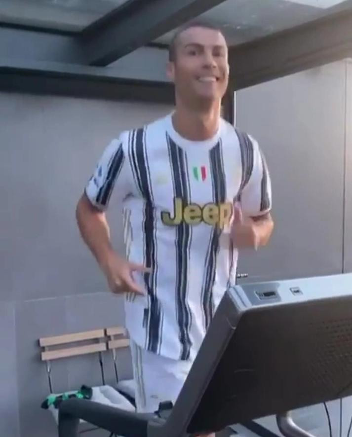 Ronaldo tập luyện thế nào khi đang cách ly vì bị nhiễm COVID-19? ảnh 1