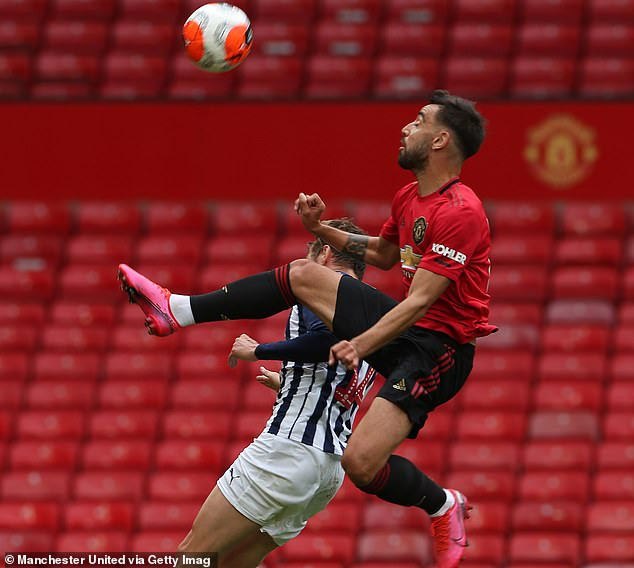 M.U thua sốc đội hạng dưới trong ngày Pogba đá cặp Fernandes ảnh 1