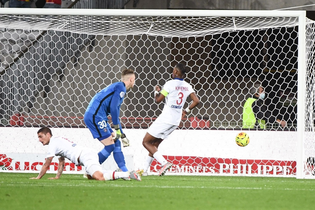 Mất 7 ngôi sao vì COVID-19, PSG thua sốc đội mới lên hạng ảnh 1