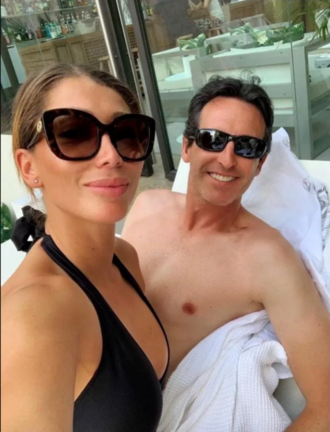 Người tình tố cáo cựu HLV Arsenal 'bắt cá hai tay' ảnh 1