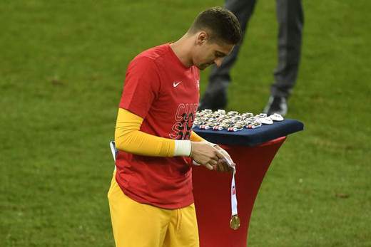 Lạ lùng cách nâng cúp, ăn mừng chức vô địch thời COVID-19 ảnh 1