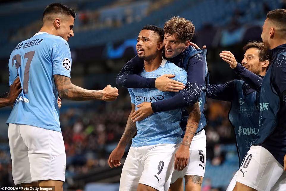 Hàng thủ mơ ngủ, Real Madrid ôm hận trước Man City ảnh 1