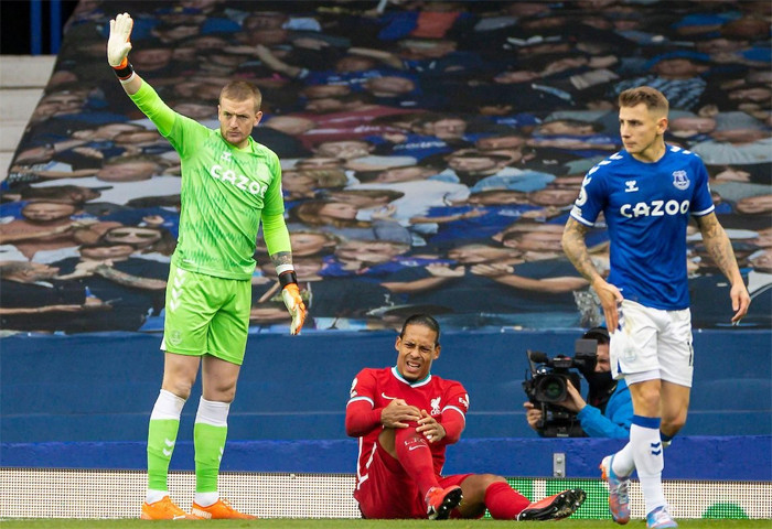 Lên bàn mổ, ngôi sao Van Dijk có thể nghỉ hết mùa ảnh 1