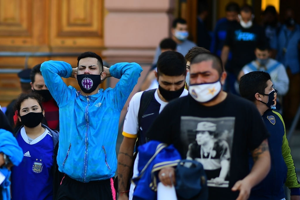 Hàng nghìn người xếp hàng vào viếng Maradona ảnh 1