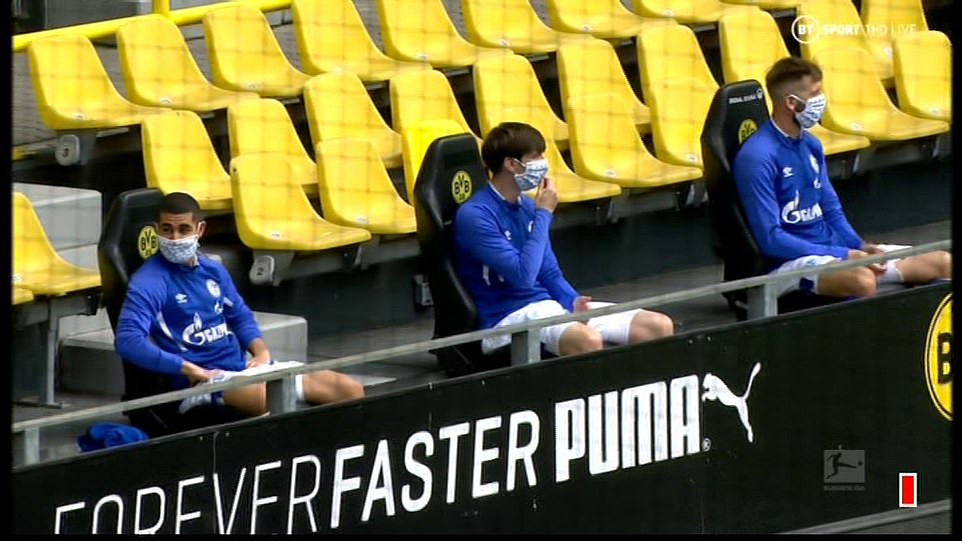 Ghế dự bị siêu độc mùa COVID-19: Cầu thủ ngồi xa nhau cả mét ảnh 1
