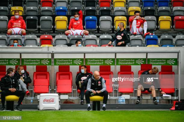 Ghế dự bị siêu độc mùa COVID-19: Cầu thủ ngồi xa nhau cả mét ảnh 3