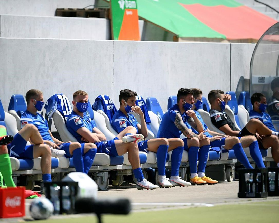 Ghế dự bị siêu độc mùa COVID-19: Cầu thủ ngồi xa nhau cả mét ảnh 2