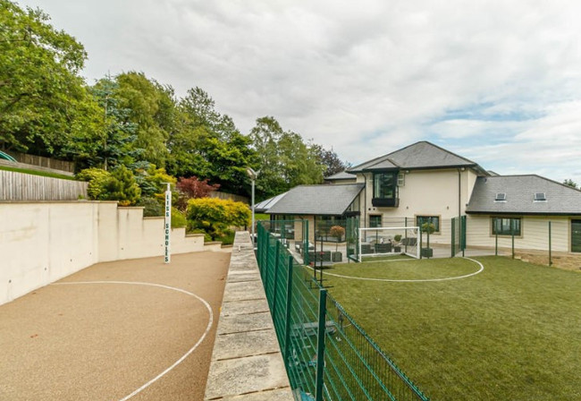 Hậu ly hôn, huyền thoại M.U rao bán 'biệt phủ' triệu đô ảnh 1