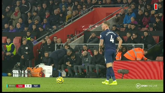 Xem trộm chiến thuật đối thủ, Mourinho lĩnh thẻ ảnh 1