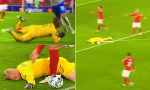 Rợn người với 'đòn gối' khiến thủ môn Schmeichel bất tỉnh ảnh 1