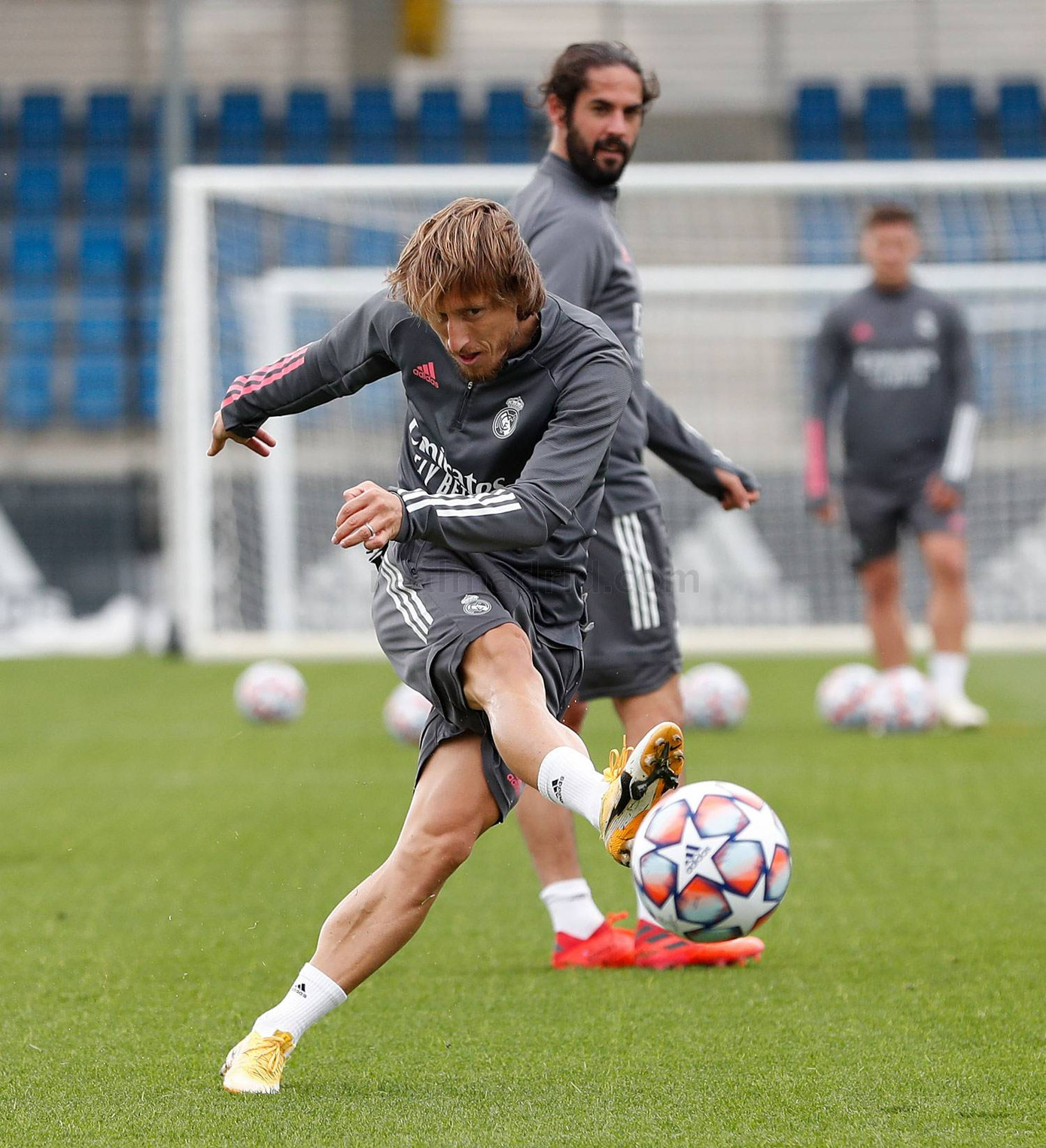 Isco lộ hình ảnh gây sốc trên sân tập của Real Madrid ảnh 2