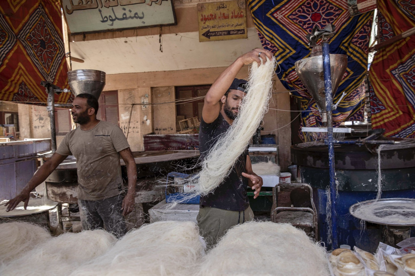 Cầu thủ Ai Cập làm thợ xây, bán kẹo kéo kiếm sống mùa COVID-19 ảnh 2