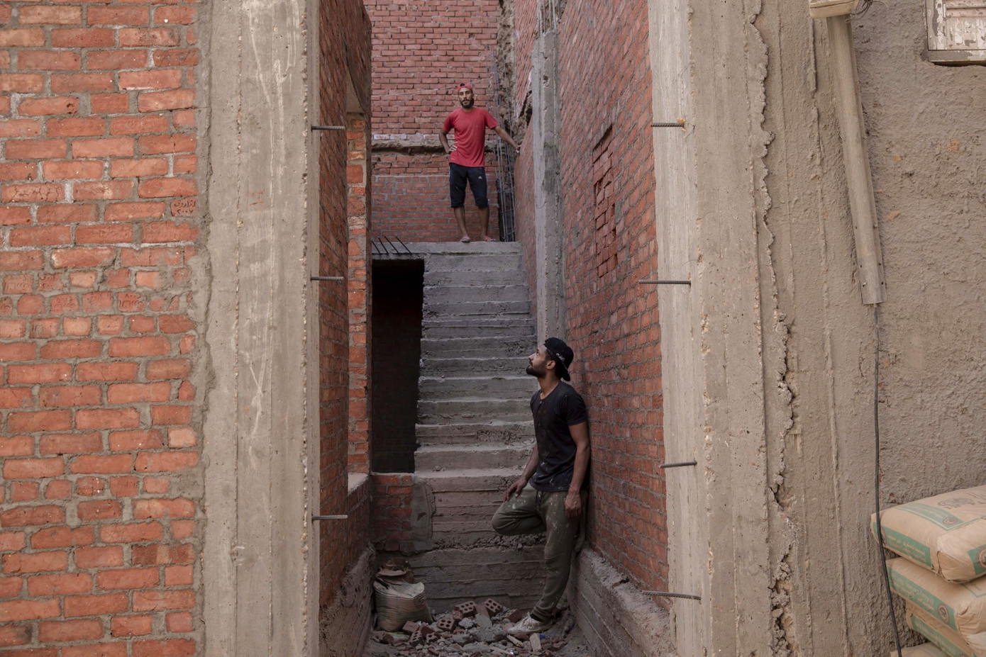 Cầu thủ Ai Cập làm thợ xây, bán kẹo kéo kiếm sống mùa COVID-19 ảnh 7