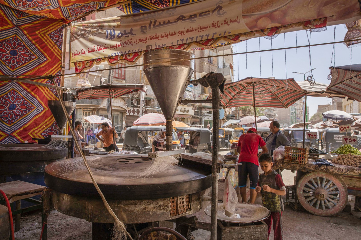 Cầu thủ Ai Cập làm thợ xây, bán kẹo kéo kiếm sống mùa COVID-19 ảnh 4