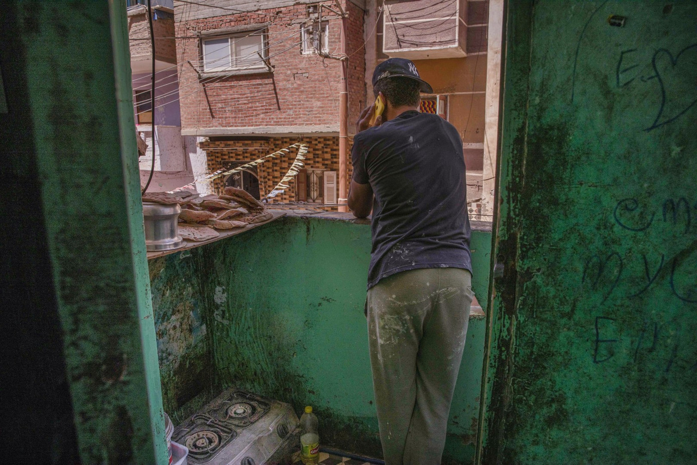 Cầu thủ Ai Cập làm thợ xây, bán kẹo kéo kiếm sống mùa COVID-19 ảnh 3