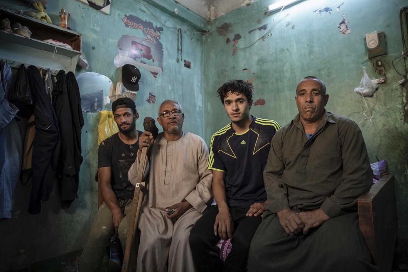 Cầu thủ Ai Cập làm thợ xây, bán kẹo kéo kiếm sống mùa COVID-19 ảnh 5