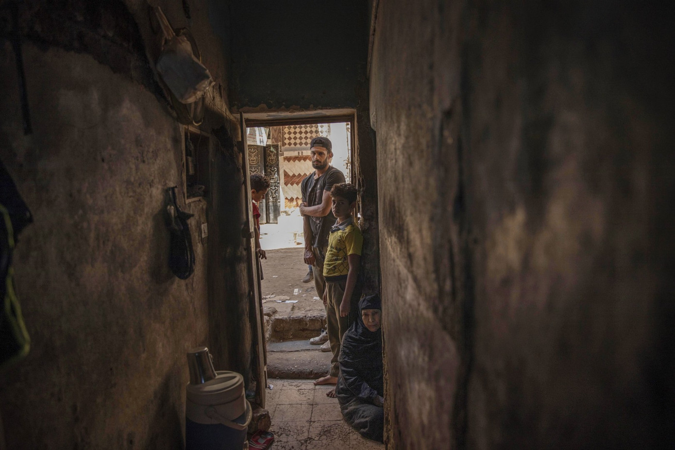 Cầu thủ Ai Cập làm thợ xây, bán kẹo kéo kiếm sống mùa COVID-19 ảnh 6