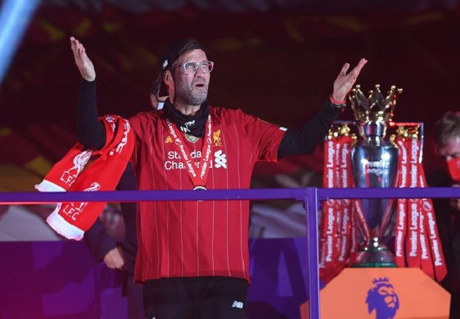 Anfield đỏ rực pháo hoa ngày Liverpool đón cúp vô địch ảnh 9