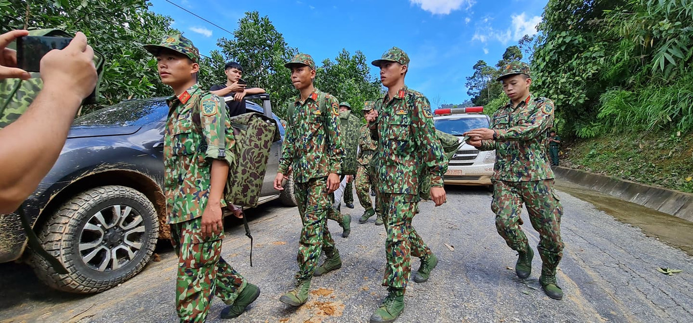 Người mẹ ôm con thoát nạn vụ sạt lở hàng chục người mất tích ở Quảng Nam ảnh 3
