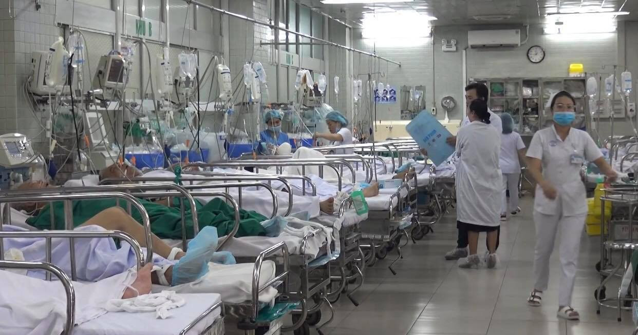 Người phụ nữ 65 tuổi nguy kịch sau khi xăm chân mày ảnh 1