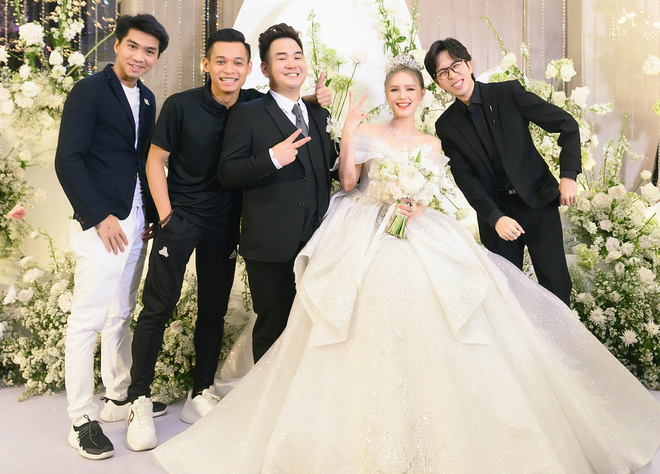 Nhà báo Tạ Bích Loan rạng rỡ gặp Tuấn Hưng nhân ngày kỉ niệm trường ảnh 11