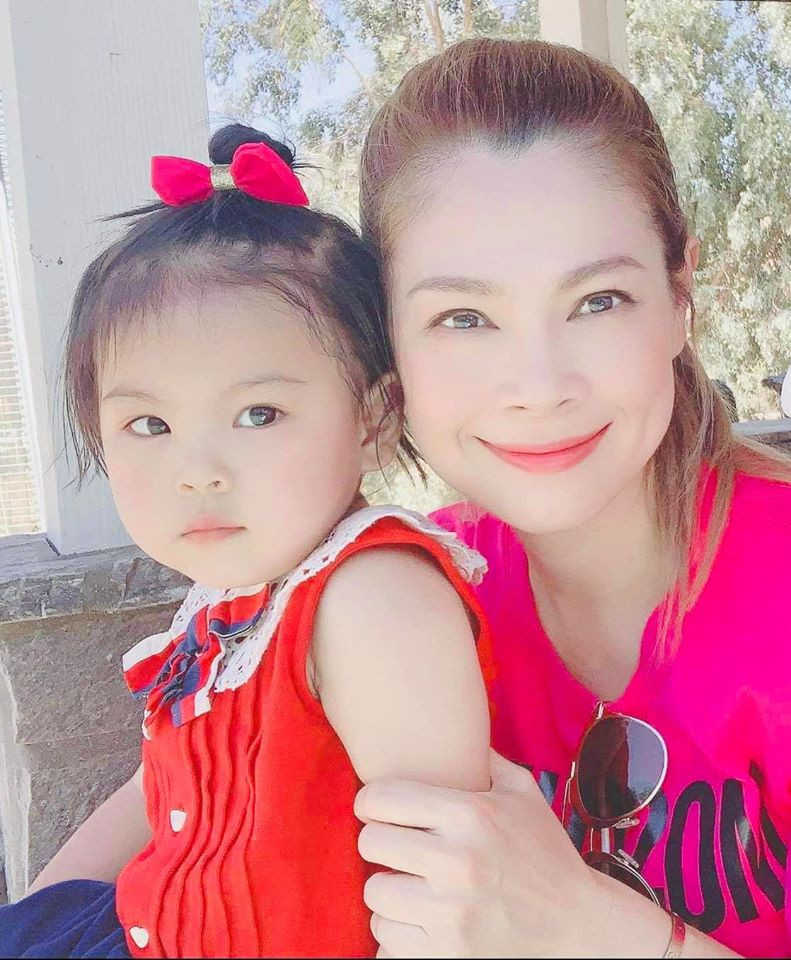 Ngỡ ngàng trước nhan sắc y đúc của chị gái sinh đôi của ca sĩ Thu Minh ảnh 13